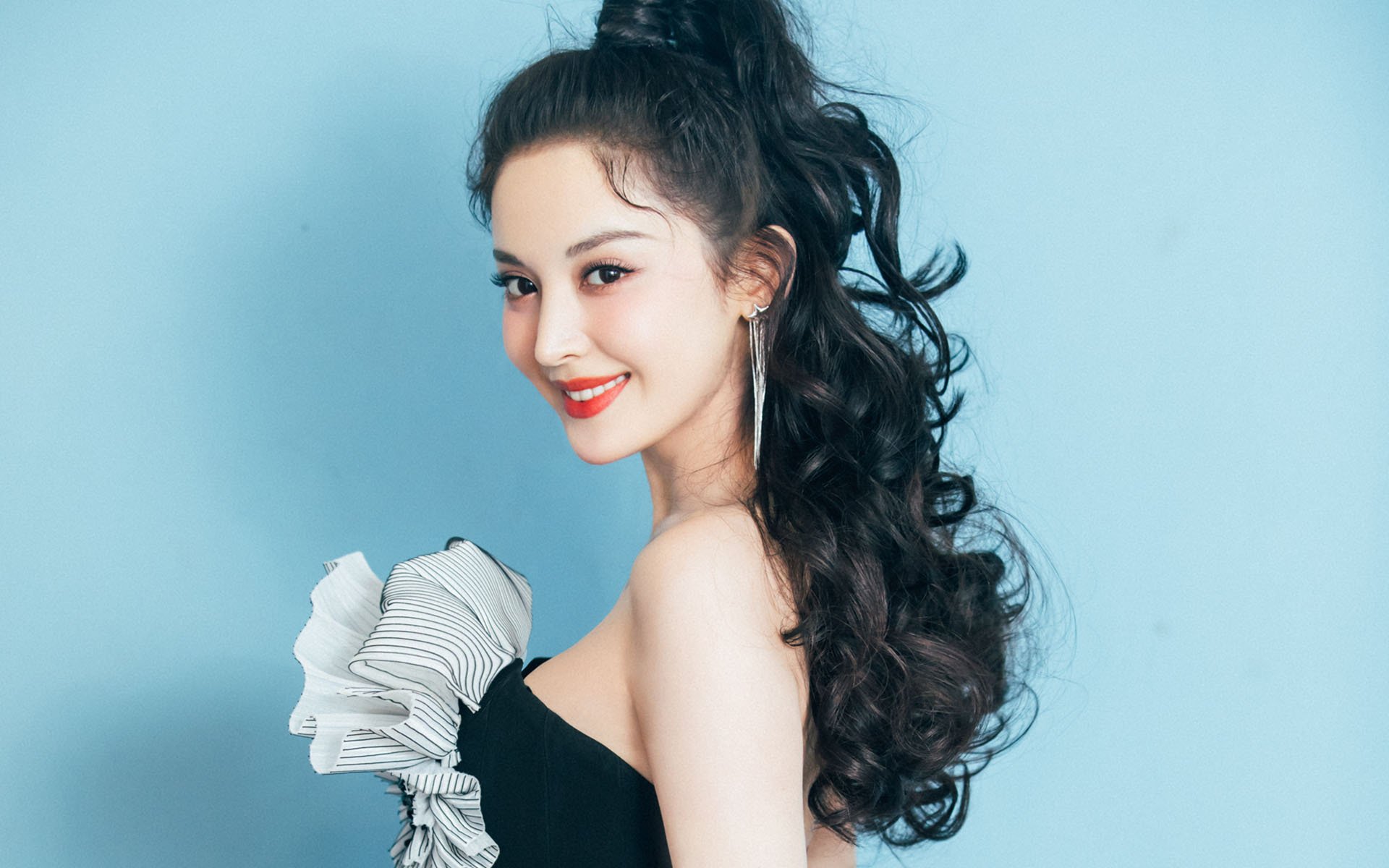 开云官方网站-墨西哥队中场卡瓦尼在巴黎奥运会上展现出强大的进攻组织能力，墨西哥瓦哈卡文化